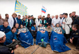 Expedition 24 - I tre astronauti pochi minuti dopo l'uscita dalla capsula