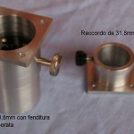 Fig.7 - Il raccordo di entrata da 2”,lato telescopio, e quello di uscita da 1,25” per la camera CCD. Sul primo è visibile la fenditura regolabile inserita al suo interno Fig.7 - Il raccordo di entrata da 2”,lato telescopio, e quello di uscita da 1,25” per la camera CCD. Sul primo è visibile la fenditura regolabile inserita al suo interno