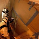 I tecnici stanno ricoprendo il serbatoio esterno con la schiuma