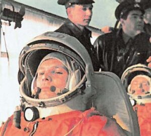 Gagarin COELUM 40_img_2 Gagarin durante il trasferimento alla base di lancio. Alle sue spalle Leonov, cosmonauta di riserva.