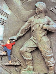 Questo bassorilievo, rappresentativo della “gigantesca” impresa compiuta da Y. Gagarin, è esposto al Cosmodromo di Mosca
