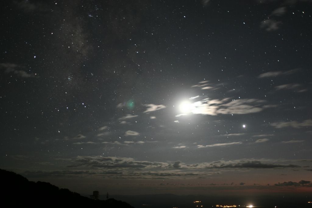 rappresentazione di Antares eplosa come supernova