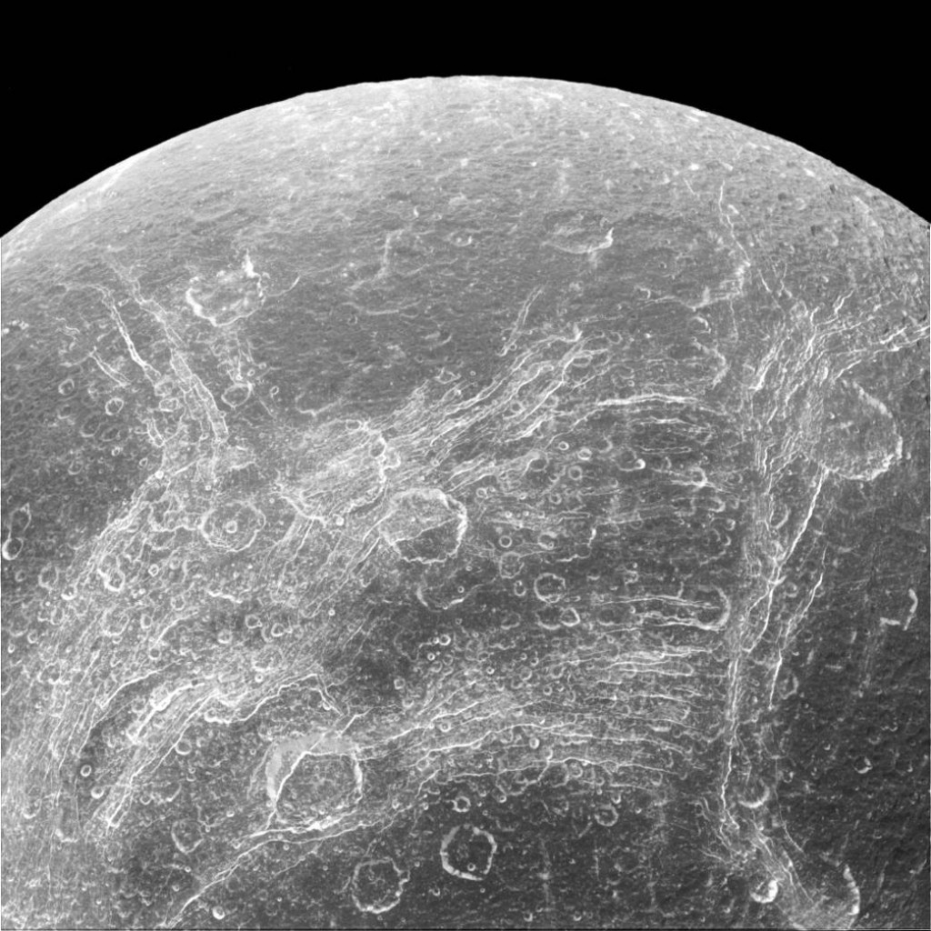 cassini-dione-chasms