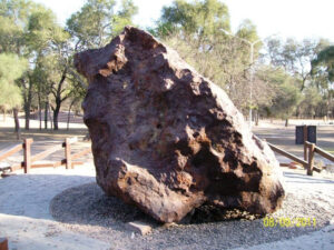 Campo_del_Cielo_meteorite,_El_Chaco_fragment,_back