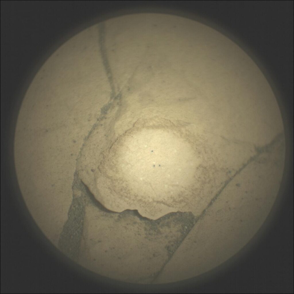 Il test di marcatura della roccia per mezzo del laser integrato nella SuperCam. Era il Sol 471, 17 giugno.