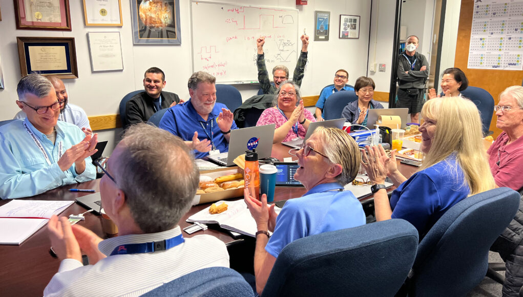 team nasa festeggia Voyager