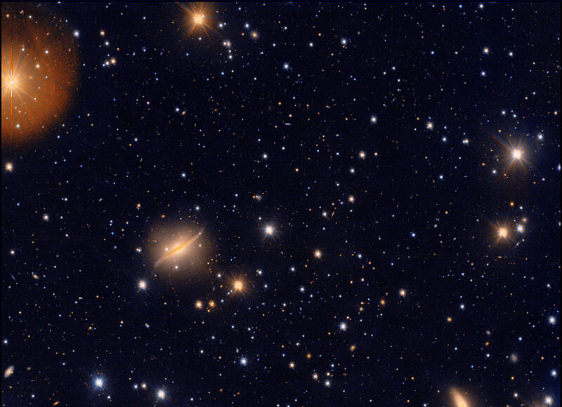 ESO510-G13_rid La galassia a spirale ESO510-G13 vista dal telescopio VST. L’immagine VST ne evidenzia la struttura, simile ad una “S”, che attraversa la protuberanza centrale (bulge), oltre ad un esteso alone stellare diffuso. Crediti: M. Spavone (INAF/VST), R. Calvi (INAF/VST).