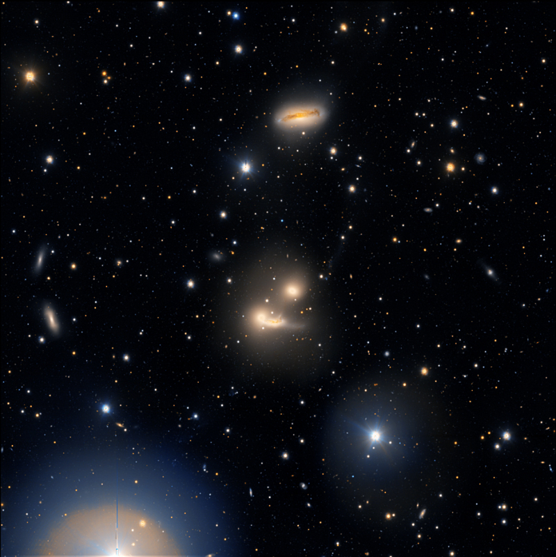 Il gruppo compatto di galassie HCG90. Il VST ha catturato i segni dell’interazione tra le galassie ellittiche al centro, NGC 7173 ed NGC 7176, e una galassia a spirale polverosa allungata e deformata. Crediti: M. Spavone (INAF/VST), R. Calvi (INAF/VST).