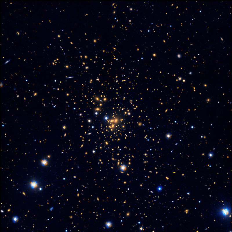 L’ammasso di galassie Abell 1689. La fotocamera a grande campo di VST è riuscita a catturare, in un’unica immagine, un ammasso contenente più di duecento galassie. Crediti: M. Spavone (INAF/VST), R. Calvi (INAF/VST).