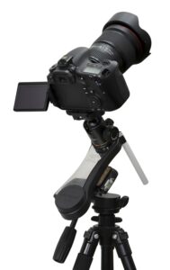 Figura 04: una reflex digitale montata su un astroinseguitore “Minitrack” ed un cavalletto fotografico. Un setup molto leggero ma che permette già di ottenere ottimi risultati