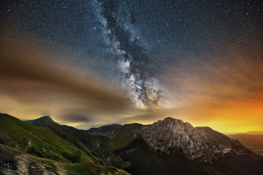 Figura 06: la Via Lattea è un elemento che si presta molto ad essere inserito nella composizione di un’immagine astro-paesaggistica. In questo caso punta proprio sul Monte Bove (Sibillini, MC) mentre un contorno di veli nuvolosi incorniciano il tutto