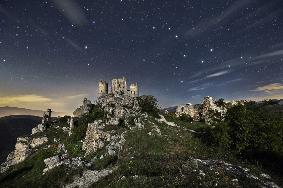 Figura 07: a Rocca Calascio (AQ) il castello è in una posizione particolare che non permette un’inquadratura classica verso sud. Giunto sul posto ho così deciso di includere nell’immagine le caratteristiche stelle del Grande Carro