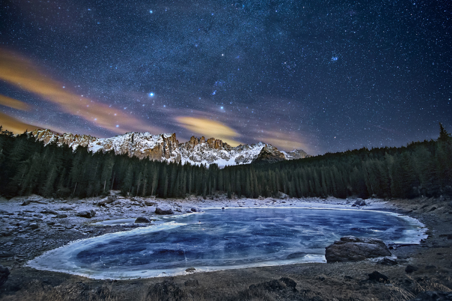 Figura 10: sempre in inverno, può capitare che le acque del lago di Carezza si ghiaccino completamente: perché non immortalare questo momento sotto la cornice del cielo invernale?