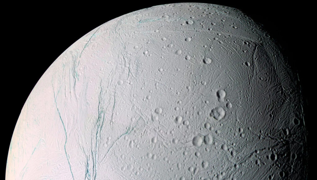 Fig.7 Figura 7. Encelado a colori, fotografato dalla camera della sonda NASA/ESA/ASI Cassini nel luglio 2005. In questa immagine, si nota la dicotomia tra l’emisfero nord, intensamente craterizzato e l’emisfero sud, con le freschissime “tiger stripes”, lineamenti blu dai quali è stata osservata l’emissione di geyser. Crediti: NASA/JPL/Space Science Institute.