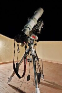 Un'altra configurazione molto frequente, in questo caso un telescopio dalla focale già interessante (800mm) è abbinato ad un piccolo rifrattore con telecamera autoguida stand-alone.