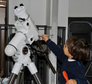Tecnico specializzato all’opera su potente montatura