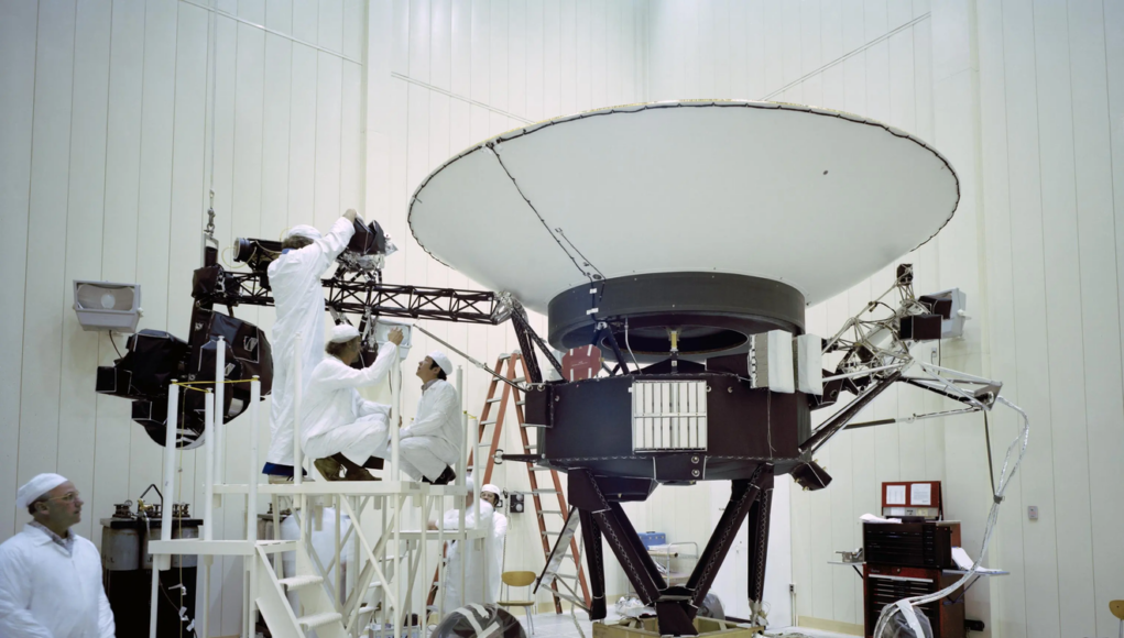 1-voyager_before_launch.width-1320 Gli ingegneri lavorano sulla Voyager 2 della NASA al JPL nel marzo 1977, prima del lancio della navicella spaziale di agosto. La sonda trasporta 10 strumenti scientifici, alcuni dei quali sono stati spenti nel corso degli anni per risparmiare energia. Credito: NASA