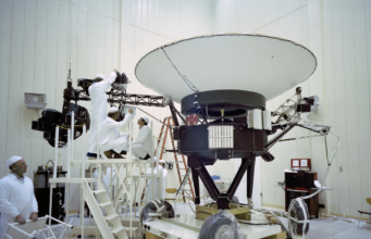 Spenti altri strumenti scientifici sonda Voyager 2 Gli ingegneri lavorano sulla Voyager 2 della NASA al JPL nel marzo 1977, prima del lancio della navicella spaziale di agosto. La sonda trasporta 10 strumenti scientifici, alcuni dei quali sono stati spenti nel corso degli anni per risparmiare energia. Credito: NASA
