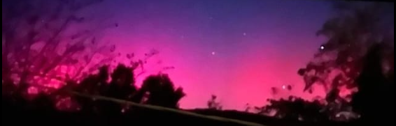 Fig.2 - 5 Novembre 2023: aurora boreale fotografata da Gloria Berellini in località Ponte Grande di Assisi a poca distanza dell’Osservatorio Astronomico
