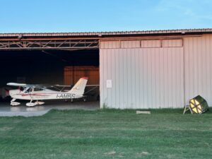 L’aereo utilizzato è un P92 Eaglet “Experimental” con peso al decollo di 630kg con permesso di volo rilasciato dall’ENAC.