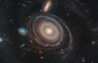 Hubble Indaga LEDA 1313424 con Nove Anelli: Un Colpo Diretto nel Cuore di un Bersaglio