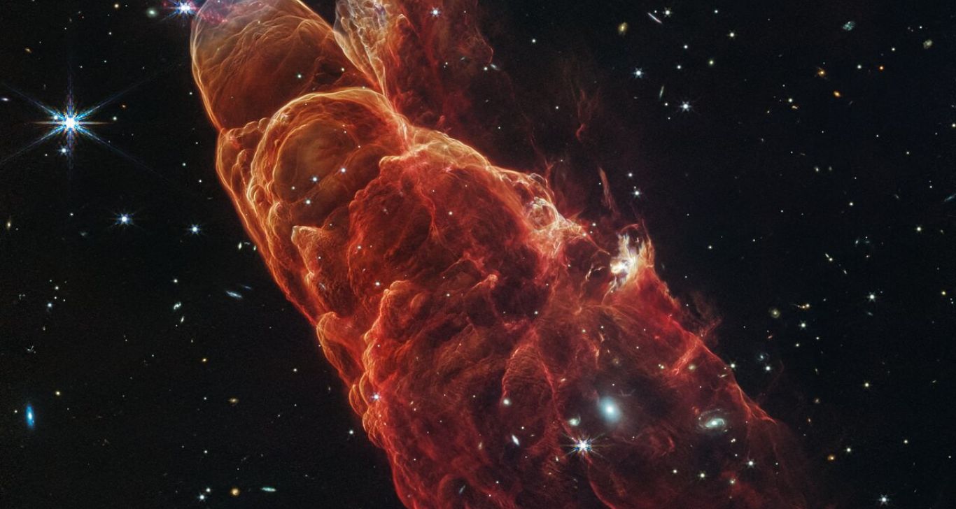 JWST: Un tornado cosmico diretto verso una Galassia distante