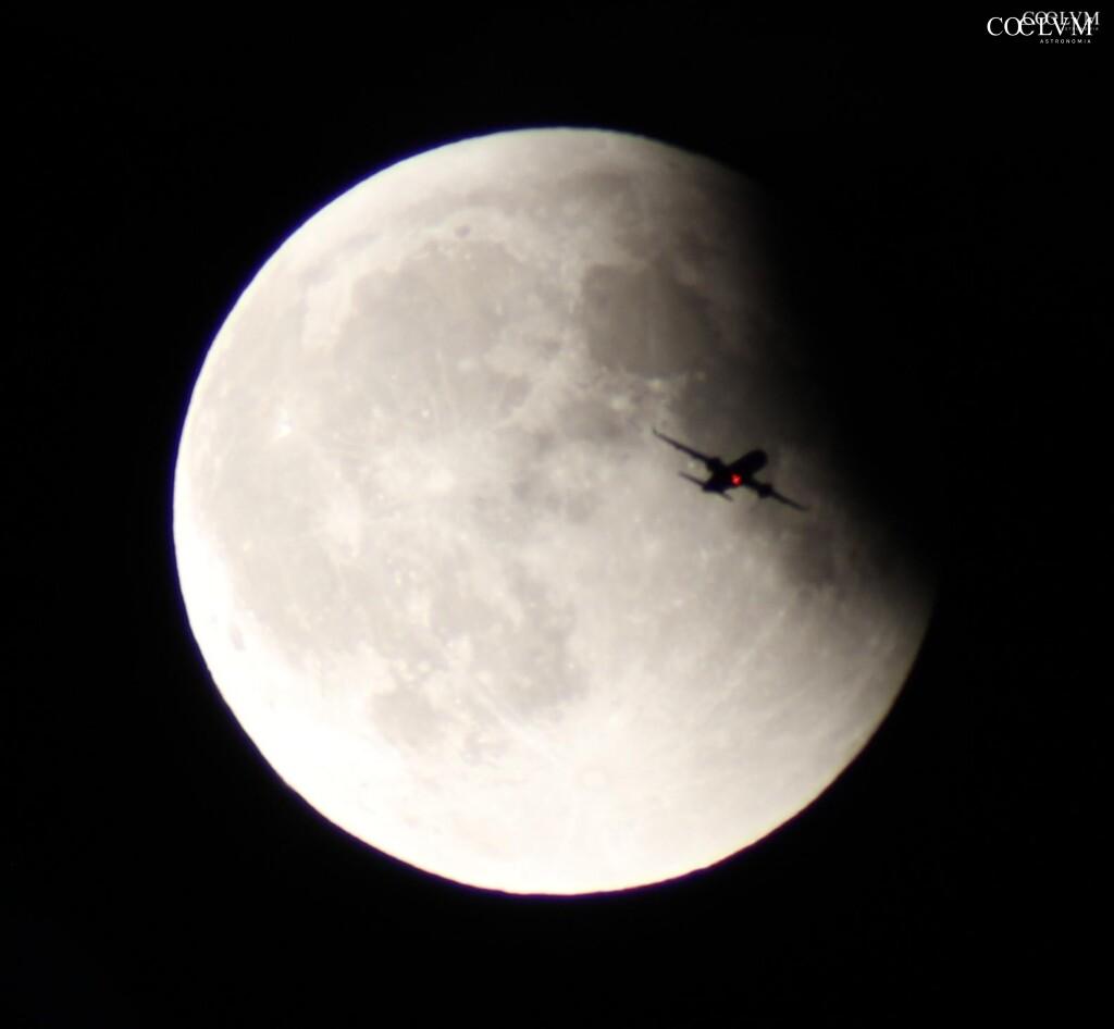 Eclisse lunare con aeroplano su disco lunare
