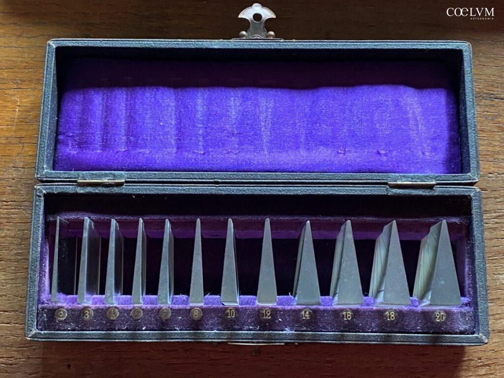 Figura 4 - Serie di prismi con angoli al vertice progressivi tra 2° e 20° (Leitz).