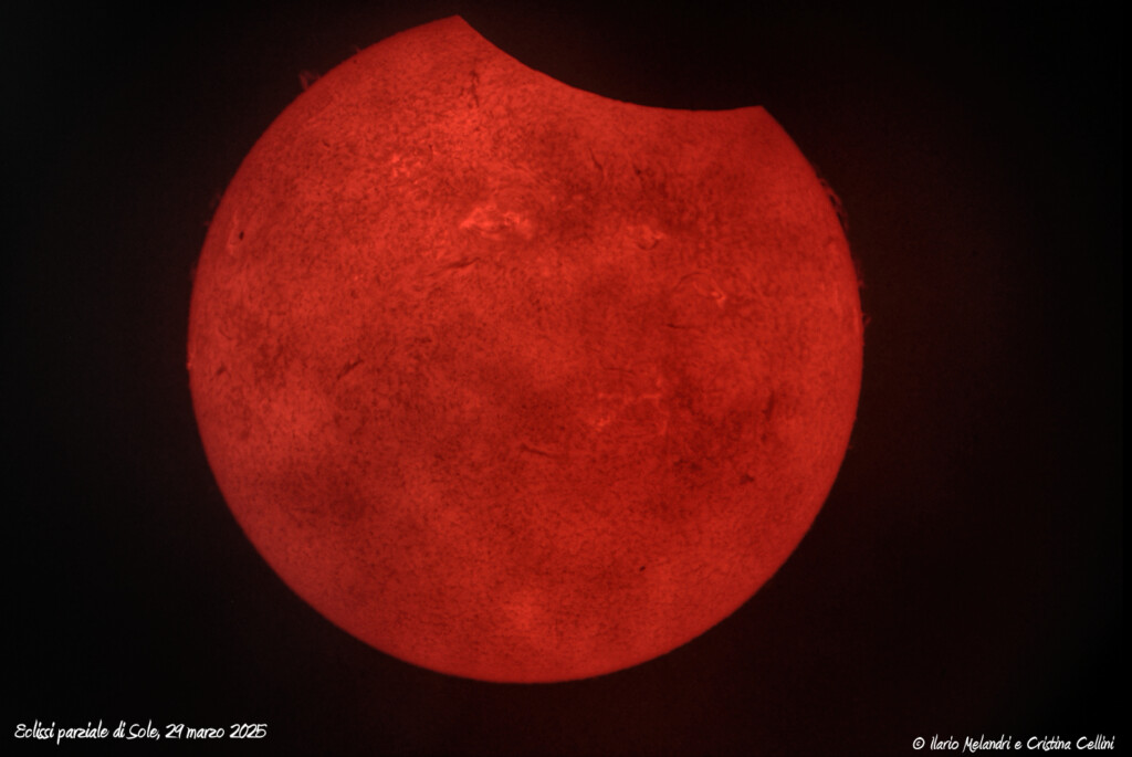 Eclissi parziale di Sole tra le nuvole