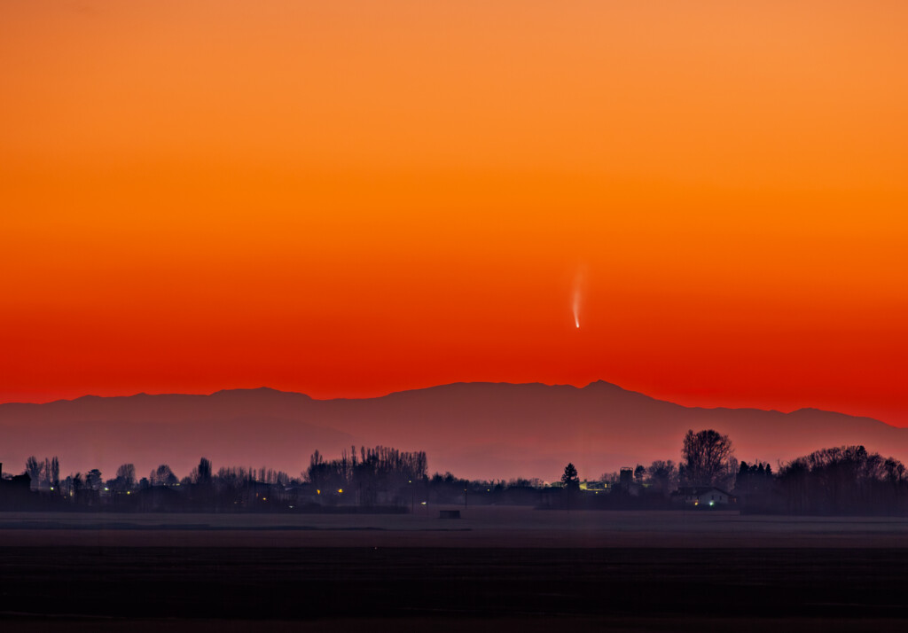 La cometa ATLAS tramonta sul Cusna