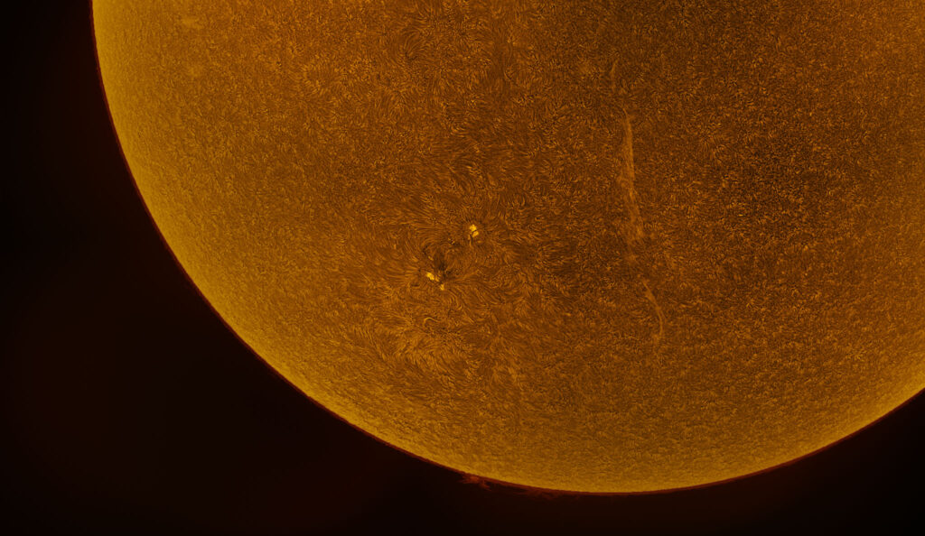AR 2585 in h-alpha – negativo
