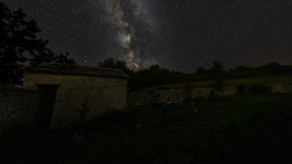 a Via Lattea sopra il cimitero di Monteboaggine