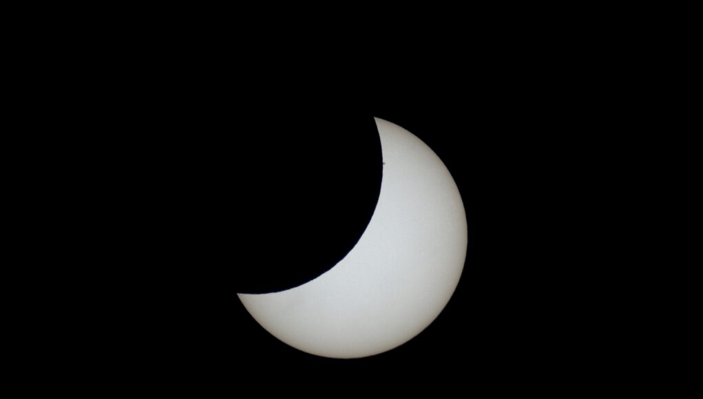 eclissi-la-luna-si-mangia-lunica-macchia-solare