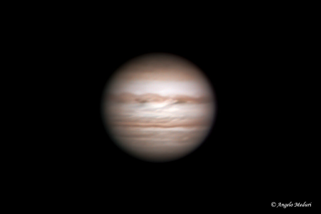 il pianeta Giove con nuove tempeste scure