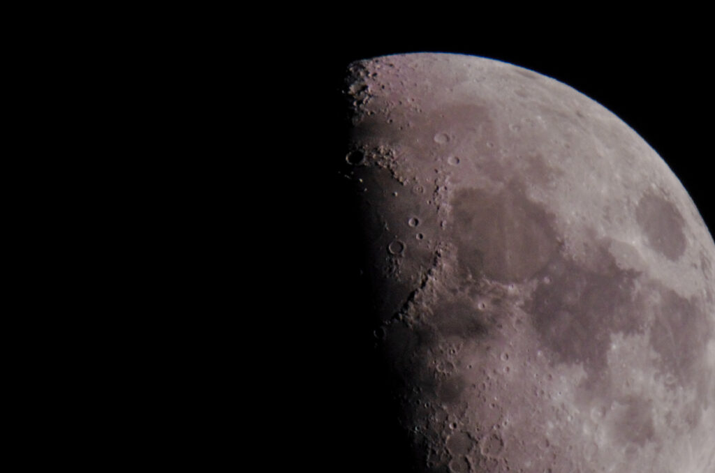 Primo piano dei Monti Appennini lunari