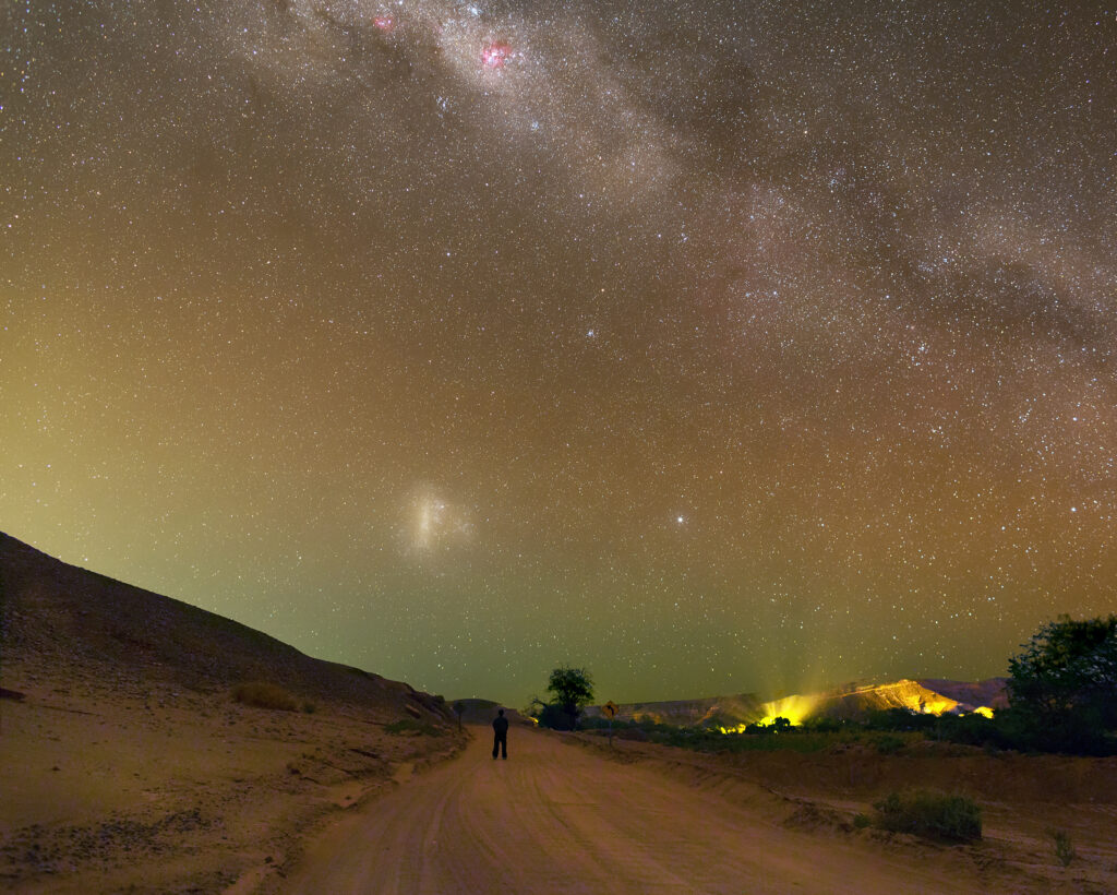 MILKY WAY, LARGE MAGELLANIC CLOUD (LMC) AND THE AIRGLOW EFFECT IN THE SKY OF THE ATACAMA DESERT