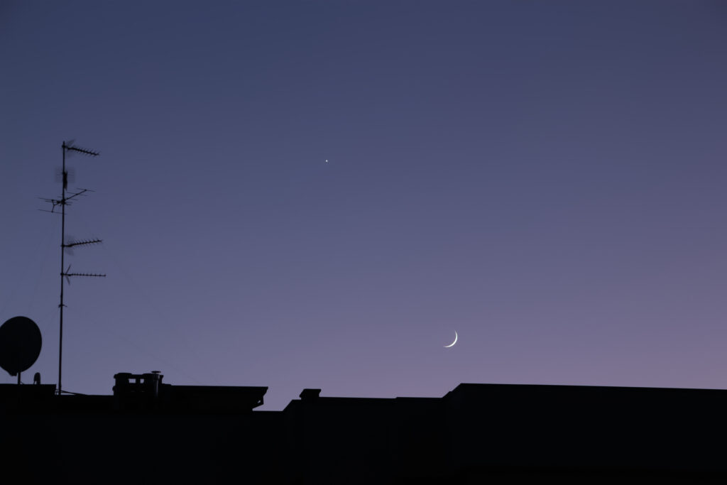 Luna e Venere sopra i tetti.