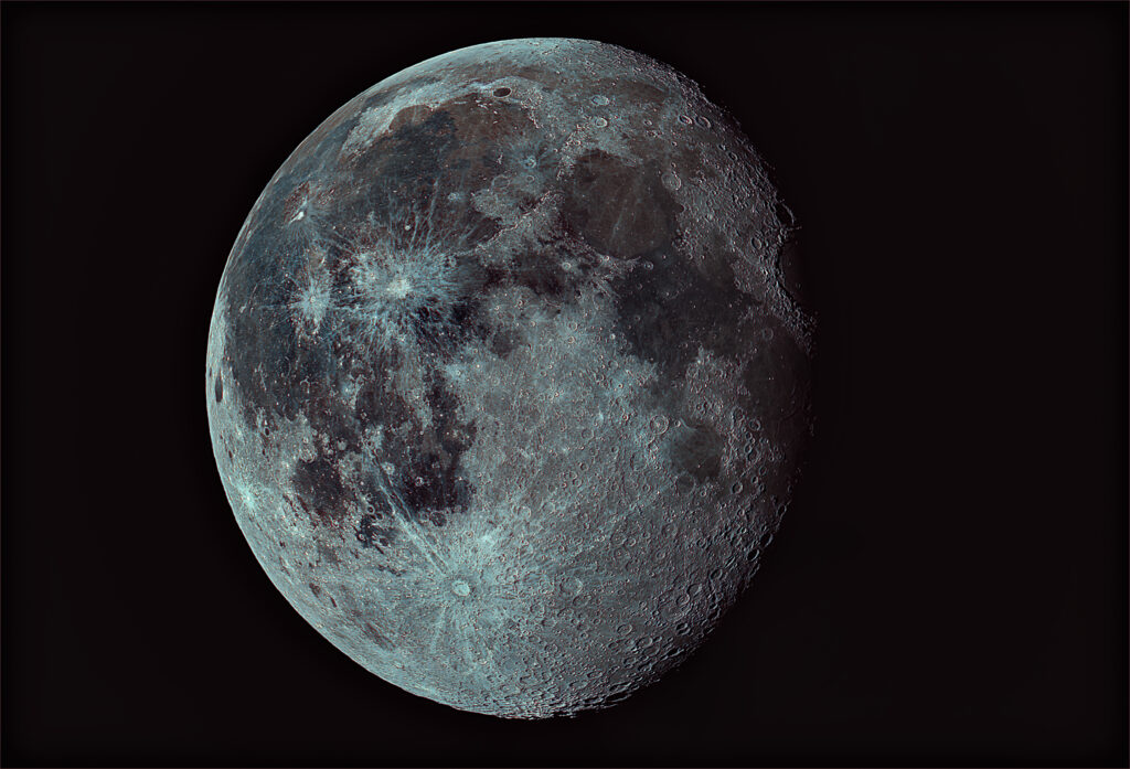 Luna calante gibbosa in mineral Moon