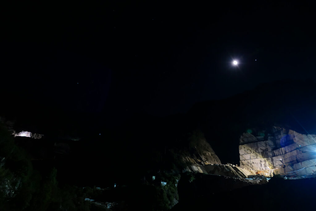 Congiunzione Luna – Giove dalle Cave di marmo di Carrara