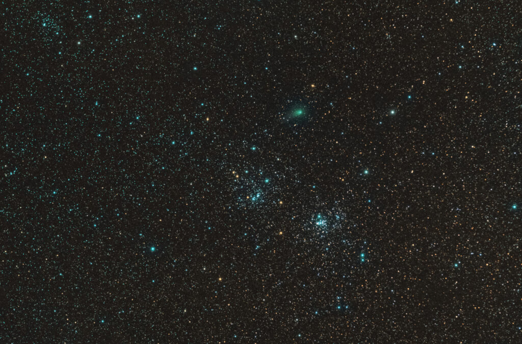 La cometa C2017 T2 Panstarrs nel Doppio Ammasso del Perseo