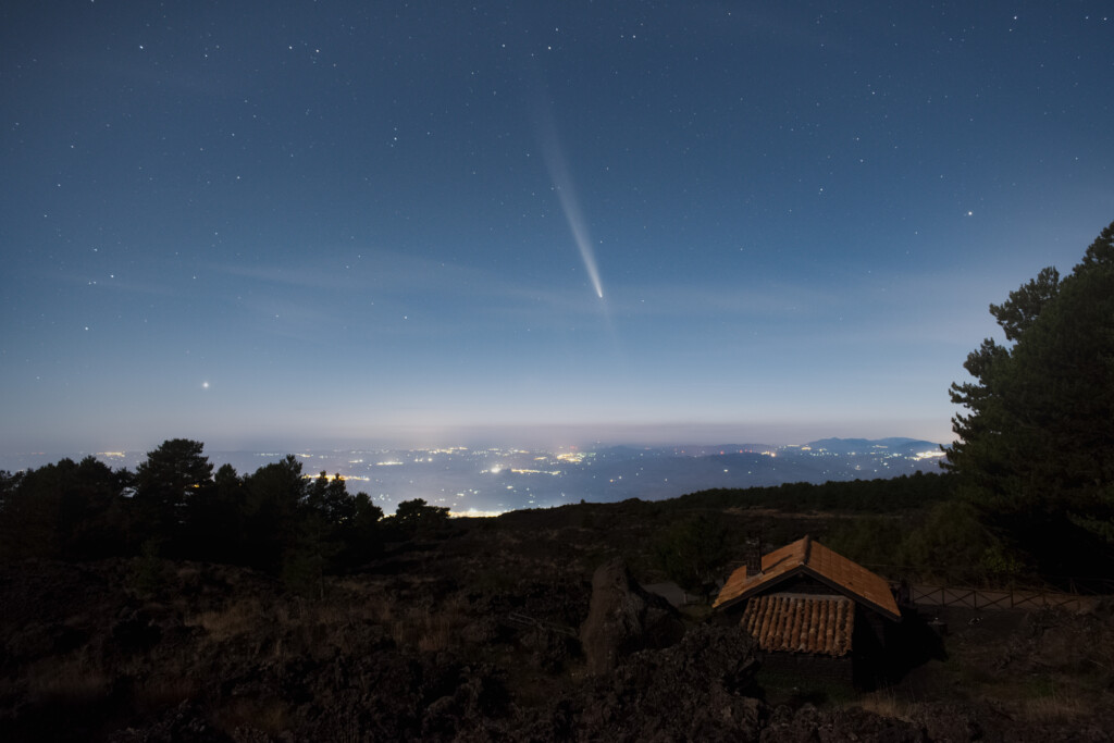 La cometa 2023 A3 Tsuchinshan-ATLAS e Venere ripresi dall’Etna