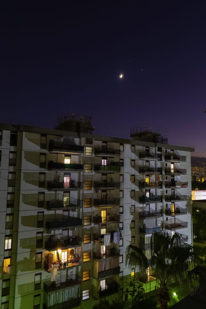 La Luna, Giove e Saturno sulla Città di Palermo
