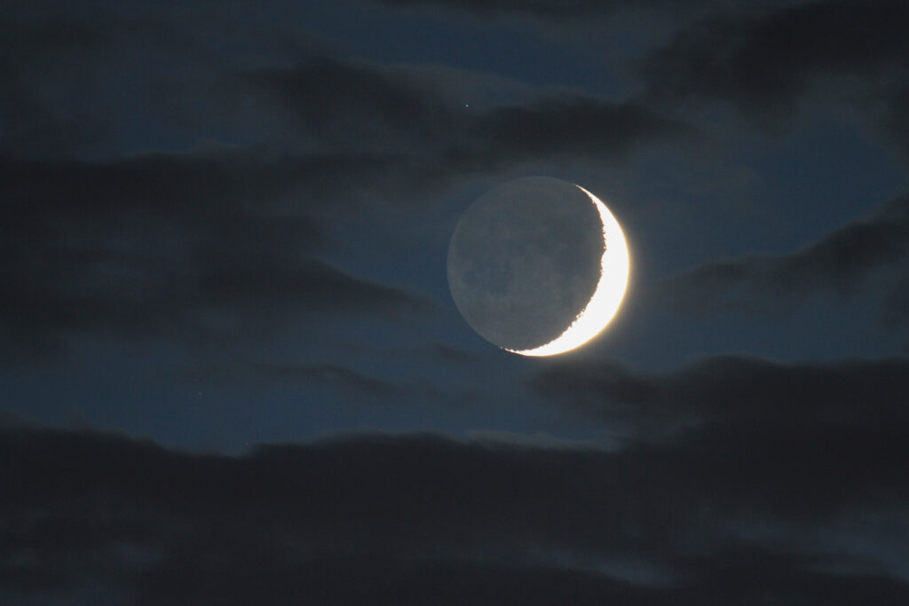 Falce di Luna crescente con luce cinerea