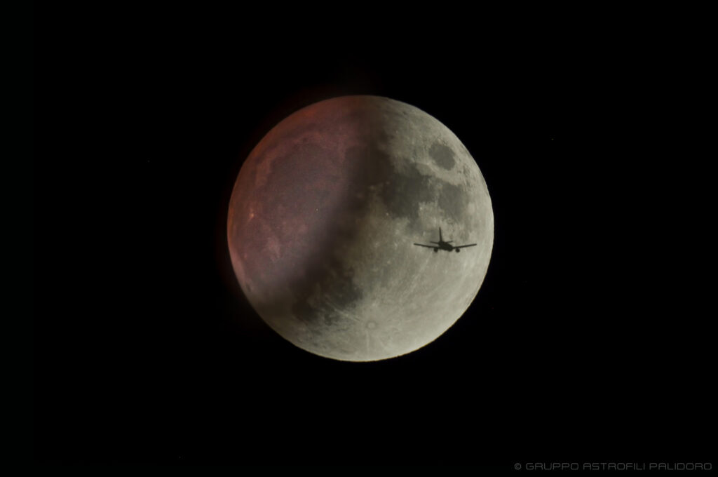 Eclissi di Luna con aereo!