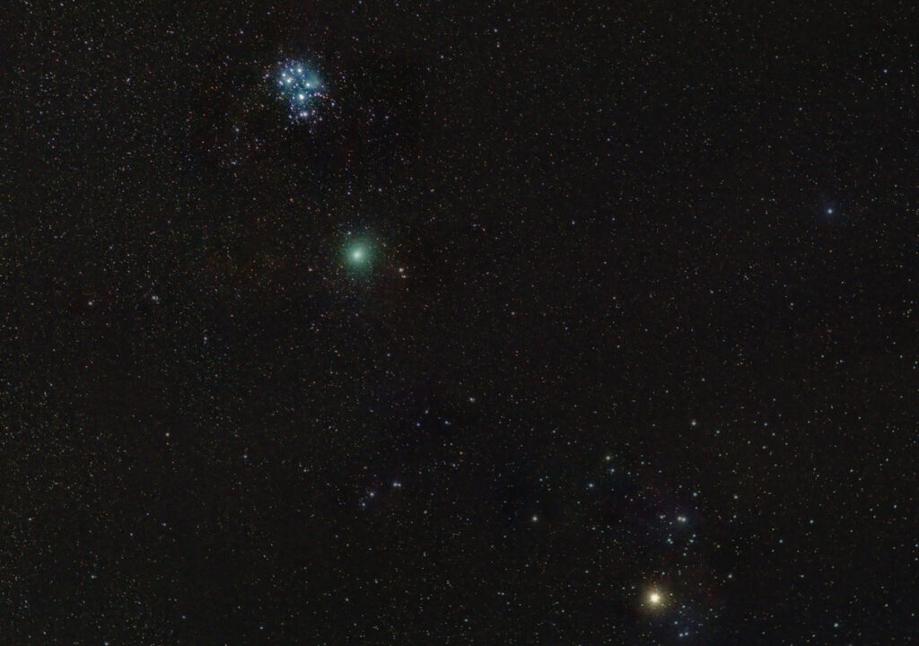 La cometa tra Aldebaran e le Pleiadi