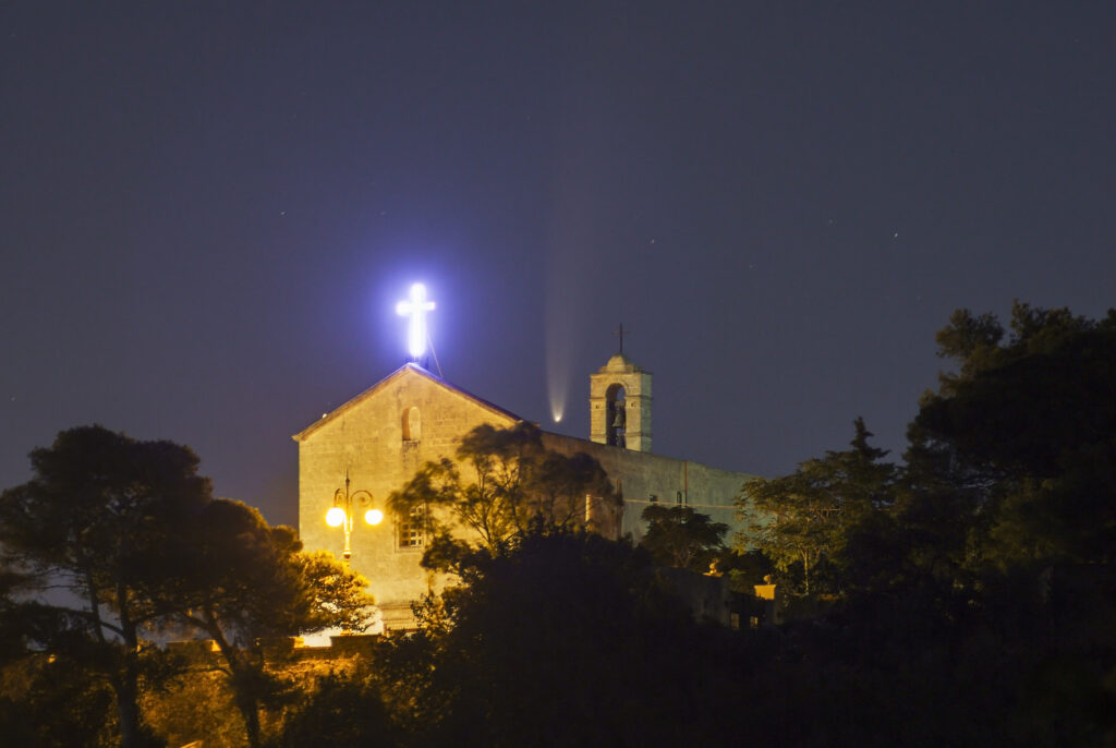 La cometa Neowise sorge sopra la Chiesa