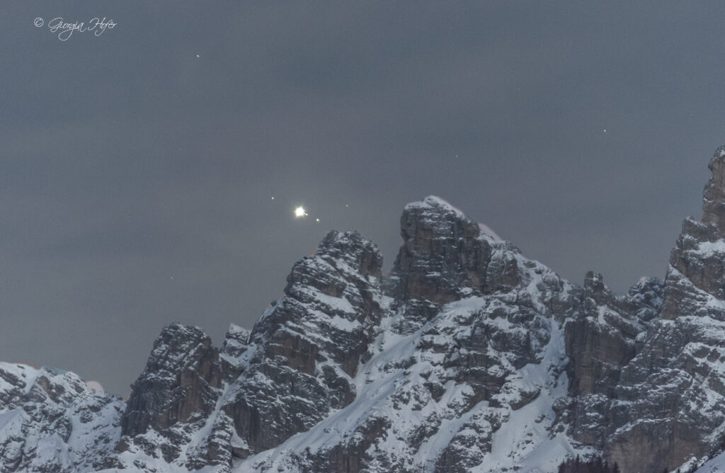Giove e i suoi satelliti tramontano dietro le Marmarole