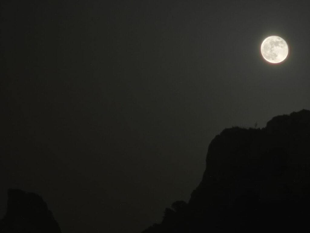 Luna gibbosa calante sulla sella del diavolo