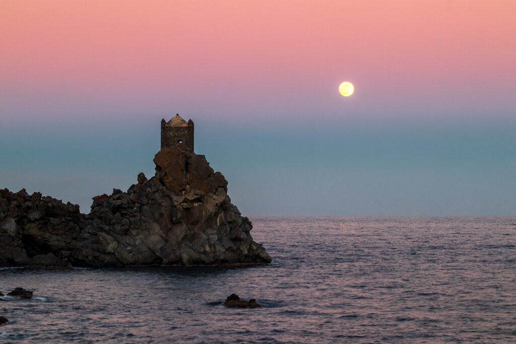 La prima luna piena del 2024 sorge sulla costa sicula.