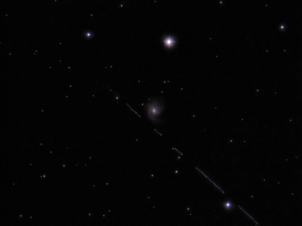 Galassia M99 e satelliti starlink